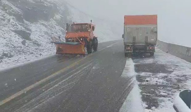 Viscolul neașteptat de septembrie a format gheață pe tronsonul Rânca – Obârșia Lotrului: Transalpina, închisă până miercuri
