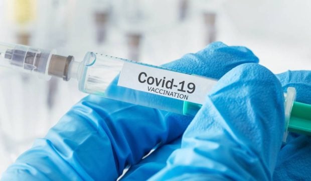 Conferință controversată la Brașov, cu conspirații despre COVID: pe scenă s-a vorbit despre controlul populației prin vaccin
