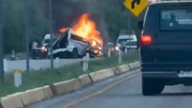 15 oameni au murit după ce un camion cu muncitori a lovit un taxi și a izbucnit un incendiu