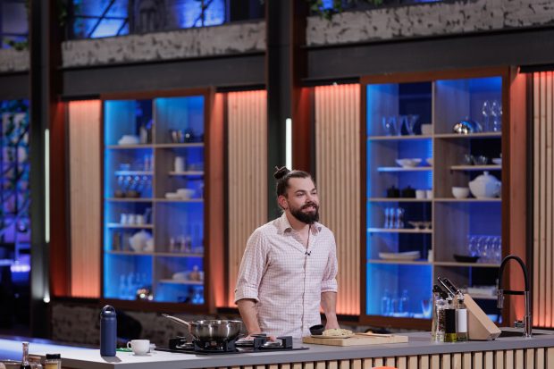 Imagine Stire MasterChef România 15 septembrie 2025. Vlad Boomer, fost avocat, i-a impresionat pe jurați cu preparatul său | 2review.ro