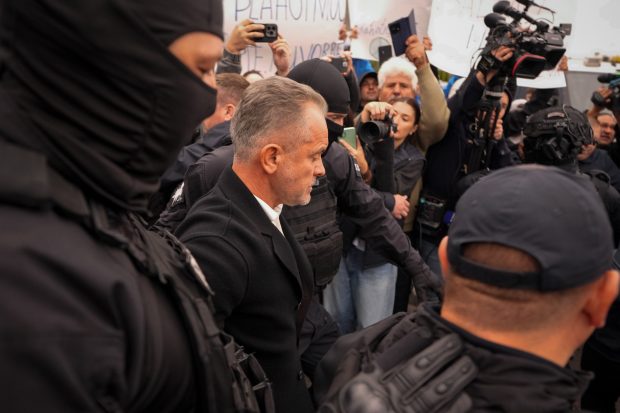 Îi ajută Plaha pe moldoveni să voteze? De ce ne plac filmele cu mafioți și moguli