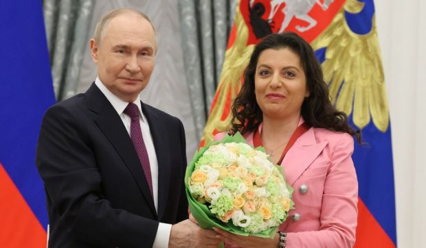 „Păpușa de fier” a lui Putin a anunțat că suferă de o „boală teribilă”. Șefa propagandei ruse își dă demisia