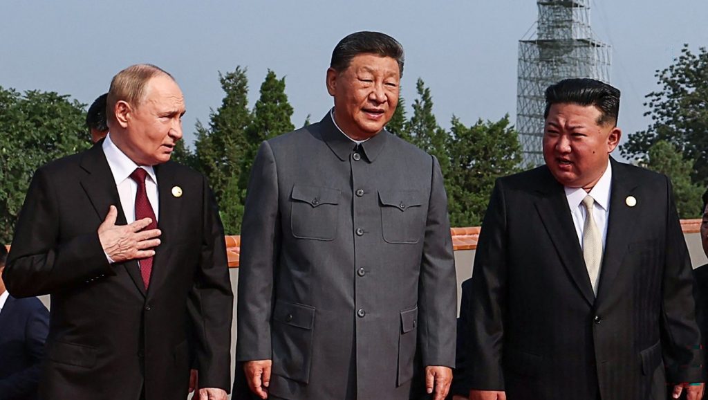 vladimir putin stanga xi jinping centru si kim jong un dreapta inainte de parada militara de la beijing foto profimedia e1756916282373