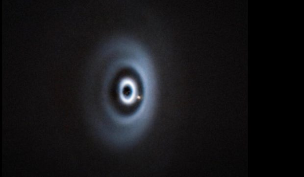 O planetă nou-născută și flămândă devorează gazul și praful din jurul stelei gazdă