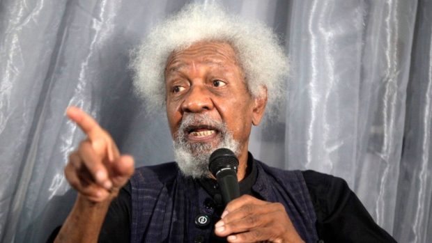 După ce a fost răpit de un taximetrist din Otopeni, Donald Trump l-a lăsat și fără viză. Ce spune Wole Soyinka, scriitorul de 91 de ani, premiat cu Nobel