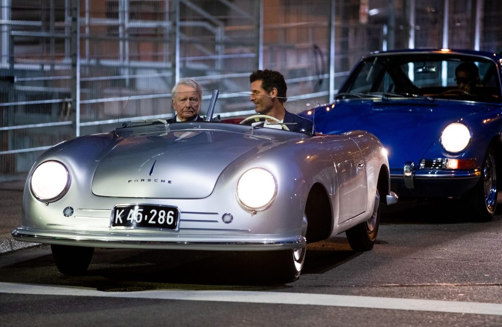 Miliardarul Porsche construiește un tunel de lux în Salzburg și stârnește un val de proteste! 1 wolfgang porsche stanga presedintele consiliului de supraveghere al porsche ag sta langa pilotul australian de curse mark webber dreapta in porsche ul 956 nr 1 roadster foto hepta