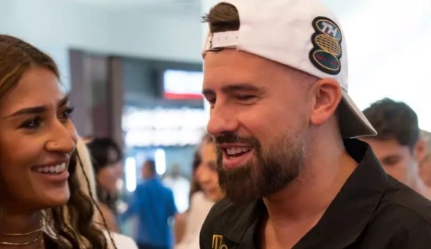 Imagine Stire Ce a pățit Florin Ristei în timp ce mergea prin aeroport cu noua lui iubită, Yasmin Awad | 2review.ro