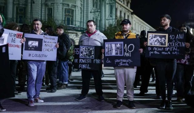 Marș de comemorare la 10 ani de la tragedia din Clubul Colectiv. Mii de oameni își strigă nemulțumirile: „Vrem spitale, NU catedrale”