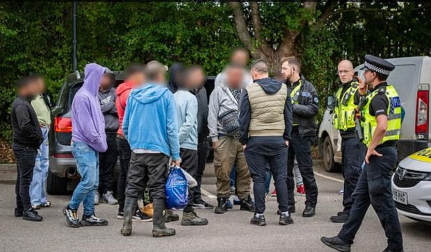 16 români arestați în Marea Britanie pentru „muncă ilegală”, amenințați cu deportarea