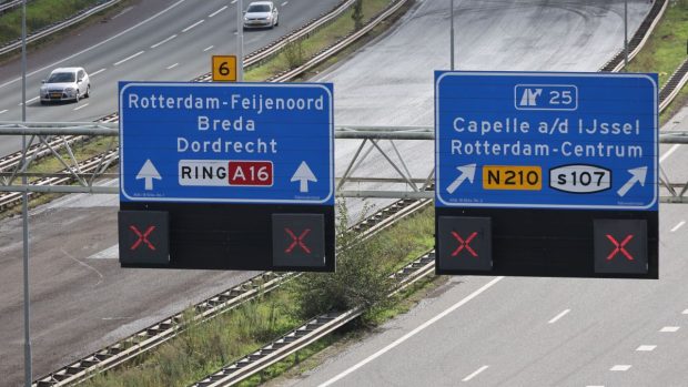200.000 de amenzi, în total 7 milioane de euro, au fost date șoferilor într-un an, pe prima autostradă cu taxare electronică din Olanda