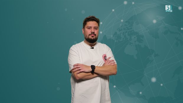 5 știri by Libertatea – Tech: Cum vor arăta telefoanele robot cu camere foto care îţi vor urmări orice mişcare