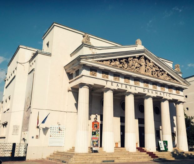 Teatrele își duc comediile la Galați. Ce se vede la Festivalul Național de Comedie