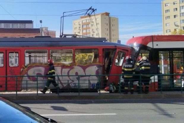 Un tramvai din Arad a pornit singur din depou și a lovit un alt tramvai cu pasageri: șapte oameni au fost răniți