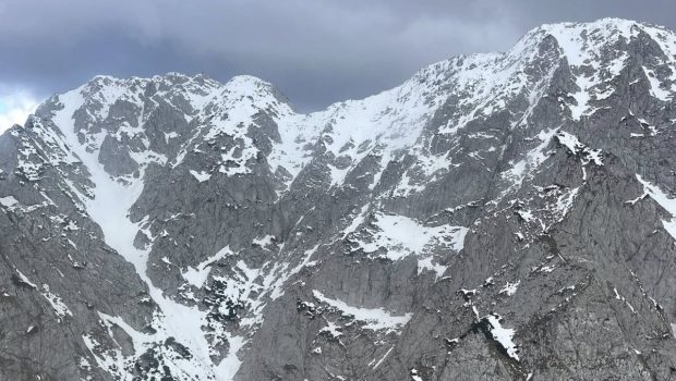 Un bărbat a murit după ce a căzut în gol 300 de metri în Piatra Craiului. Era pe munte alături de fratele său și nepotul de 12 ani