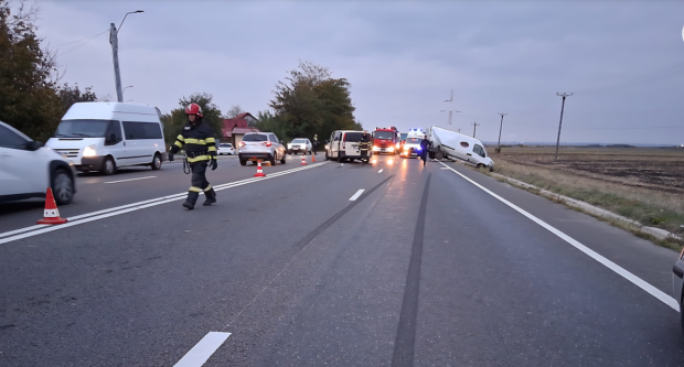 O dubă și un microbuz s-au ciocnit pe DN5, spre Giurgiu. Patru persoane au ajuns la spital