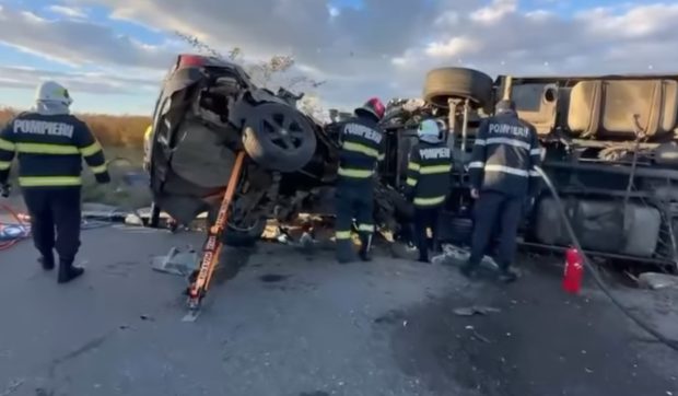 Doi morți după ce șoferul unui BMW a făcut o depășire periculoasă și s-a izbit de un TIR, în Iași | VIDEO
