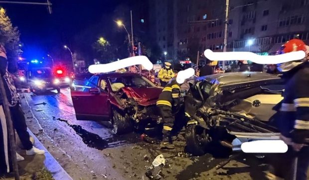 Doi răniți în București după ce o șoferiță neatentă  a lovit două mașini oprite la semafor