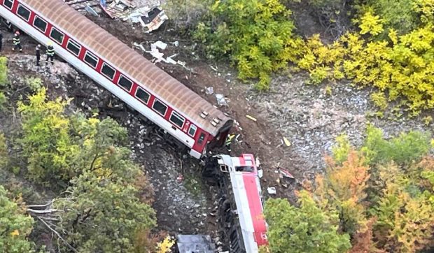 Două trenuri s-au ciocnit în Slovacia, iar unul a atârnat deasupra unei prăpastii. Mai multe persoane au fost rănite