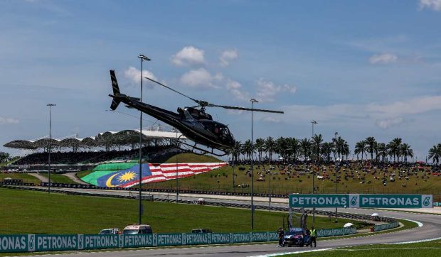 Doi piloți de Moto3, transportați cu elicopterul la spital după un accident grav pe circuitul de la Sepang – VIDEO