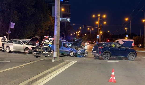 Accident în lanț la Timișoara: un bărbat de 32 de ani a lovit 3 mașini în intersecție, o femeie a ajuns la spital