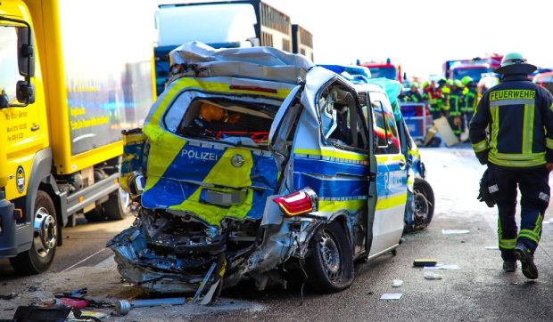 Doi ofițeri erau în mașina de poliție făcută praf de un șofer de TIR care conducea doar capul tractor, pe o autostradă din Germania