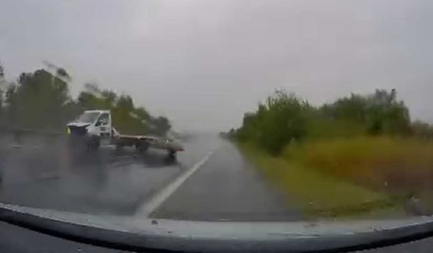 Cu peste 100 km/h, pe o ploaie torențială, pe A1, o camionetă a început „să danseze” pe șosea: „Ce noroc ai avut, nene!”