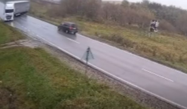Accident cu doi morți, în Suceava: un TIR a derapat pe șoseaua umedă și a spulberat o mașină de pe sensul opus | VIDEO