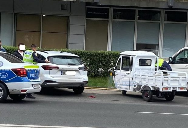 Un pensionar din Satu Mare și-a luat triciclu, lovește mașini pe stradă și nimeni nu îl poate opri