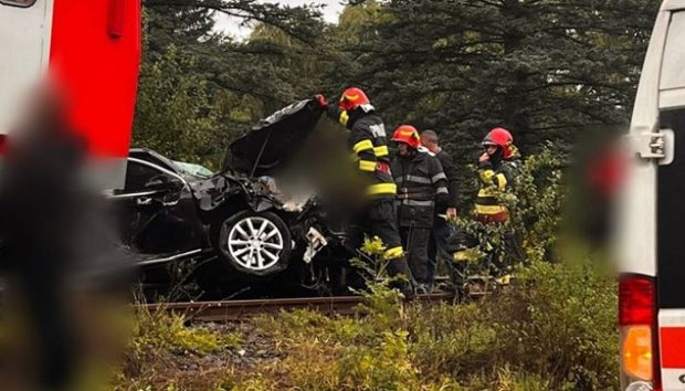 Trenul din Ploiești a lovit o mașină, la Vărbilău. Mașina e praf, cei 5 pasageri au reușit să scape