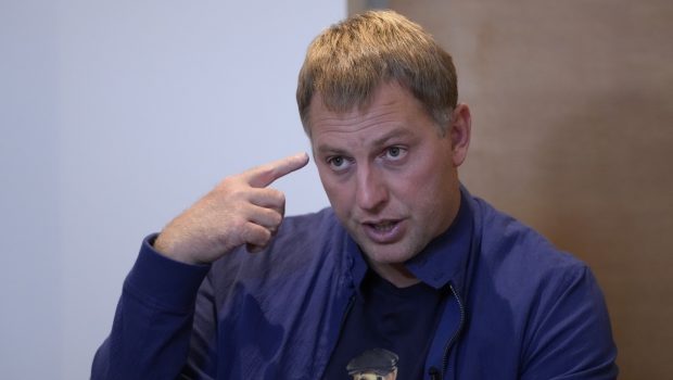 Serviciile secrete franceze au dejucat în ultimul moment un complot privind asasinarea omului care expune teroarea din închisorile din Rusia. Patru bărbați au fost arestați