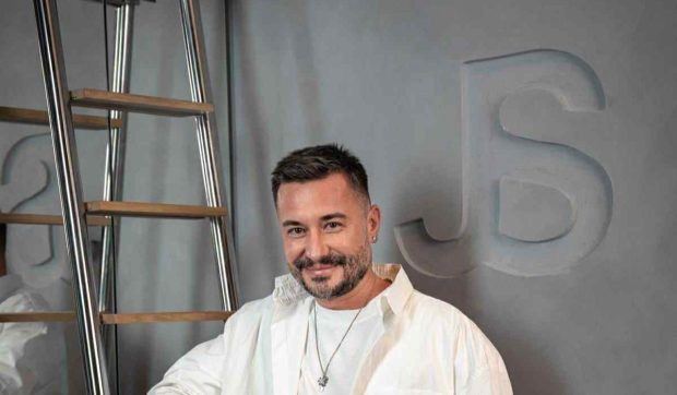 Imagine Stire Hairstilistul Adrian Perjovschi, despre cum să ne vopsim corect părul: „Cu ce culoare naturală ne naștem, aia ne vine cel mai bine” | 2review.ro