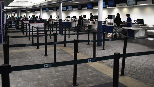 Unul dintre cele mai mari aeroporturi din SUA își suspendă zborurile din cauza deficitului de controlori de trafic aerian