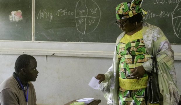 Țara condusă de un președinte de 92 de ani, care se pregătește să candideze pentru al optulea mandat: este în funcție din 1982