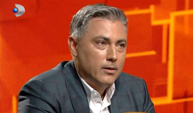 Imagine Stire Alexandru Ciucu neagă că a fost violent cu Alina Sorescu, dar a rupt o ușă în timpul unui conflict: „Sunt ca echipa de fotbal a României. Nu am bătut niciodată pe nimeni” | 2review.ro