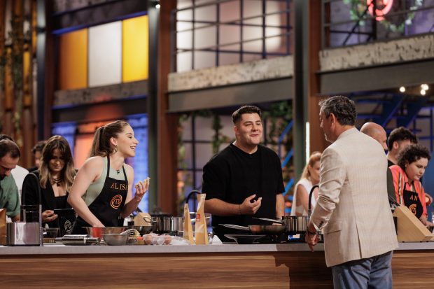 Imagine Stire MasterChef, 21 octombrie 2025. Cine sunt influencerii care vor intra în bucătăria de la Pro TV, în această seară. „Îmi vine să plâng” | 2review.ro