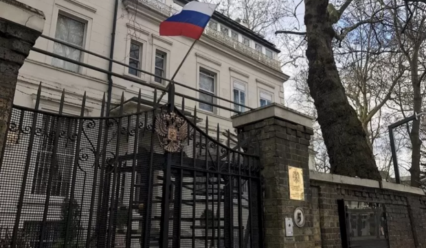 Un bărbat drogat a încercat să intre cu maşina în porţile Ambasadei Rusiei din Bucureşti, dar a fost oprit la timp de un jandarm