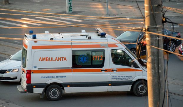 Un instructor a fost lovit în timpul unui examen auto de propria elevă: bărbatul, dus de urgență la spital