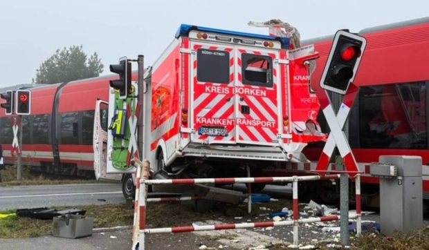 Ambulanță spulberată de tren în timp ce paramedicii resuscitau un pacient, în Germania