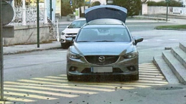 Amenda primită de o femeie care a oprit mașina 3 minute pentru a-și umple sticla cu apă de la o fântână publică