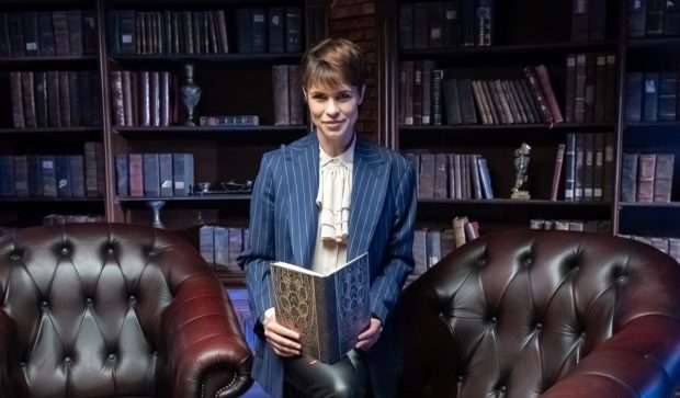 Imagine Stire Cum se pregătește Ana Ularu pentru rolurile sale. Actrița recunoaște fără rețineri. „Am desenat tatuaje, am învățat să trag cu arme. Strictă nu sunt niciodată” | 2review.ro