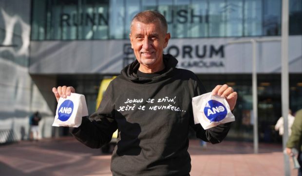 Miliardarul Andrej Babiš a împărțit gogoși în prima zi de vot din Cehia: le-a promis cehilor salarii mai mari și că reduce ajutorul pentru Ucraina