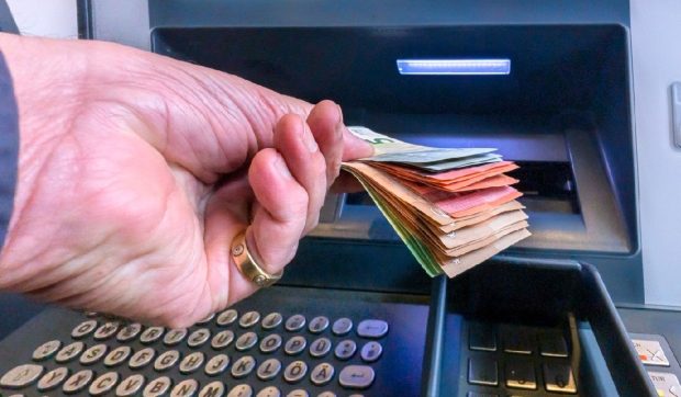 Un angajat cu salariu de 480 de euro a primit 330 de salarii în cont, din greșeală, nu s-a mai dus la muncă și a rămas cu banii, în Chile