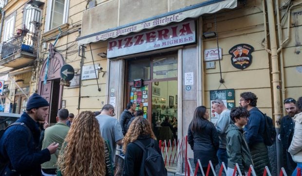 Trucul pe care turiștii l-au descoperit pentru a evita coada de zeci de persoane la cea mai cunoscută pizzerie din Napoli
