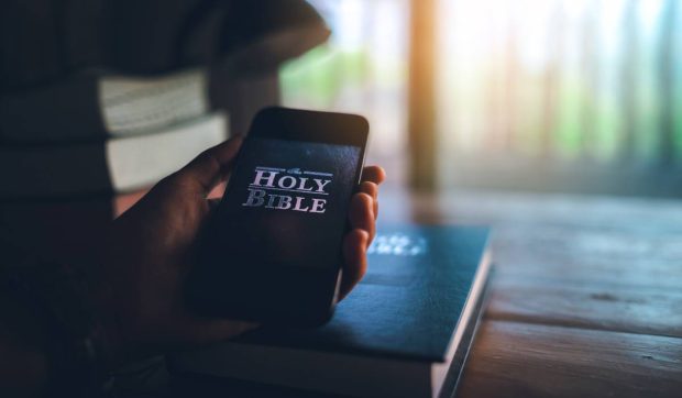 Explozie a aplicațiilor religioase: tot mai mulți oameni îi cer inteligenței artificiale răspunsuri despre credință: „E riscant”