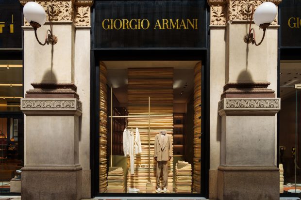 Licitație informală pentru casa de modă Armani, la o lună de la moartea fondatorului ei: ce companii au intrat în cursă