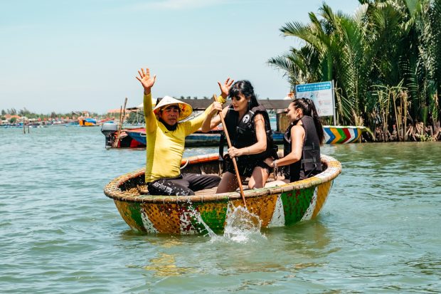 Imagine Stire „Asia Express” 19 octombrie 2025. Concurenții ajung într-o destinație spectaculoasă din Vietnam. Ce surpriză le-a pregătit Irina Fodor | 2review.ro