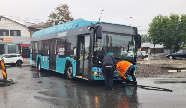 Un autobuz din Galați a rămas înțepenit în nămol, lângă mall