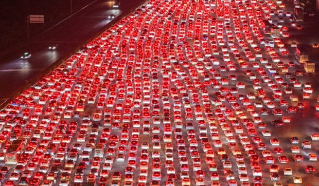 Milioane de oameni blocați în traficul din China, după „Săptămâna de Aur”: toate cele 50 de benzi au fost ocupate