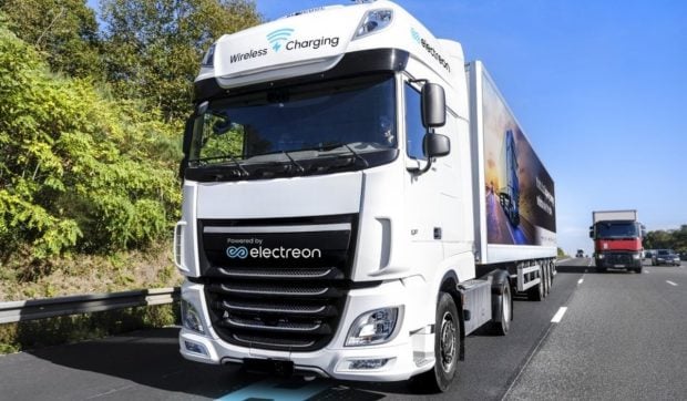 Țara din Europa care a inaugurat prima porțiune de autostradă electrică: mașinile sunt încărcate în mers