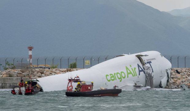 Un Boeing s-a rupt în două și a ajuns în mare la Hong Kong. Doi angajați au murit după ce avionul le-a lovit mașina